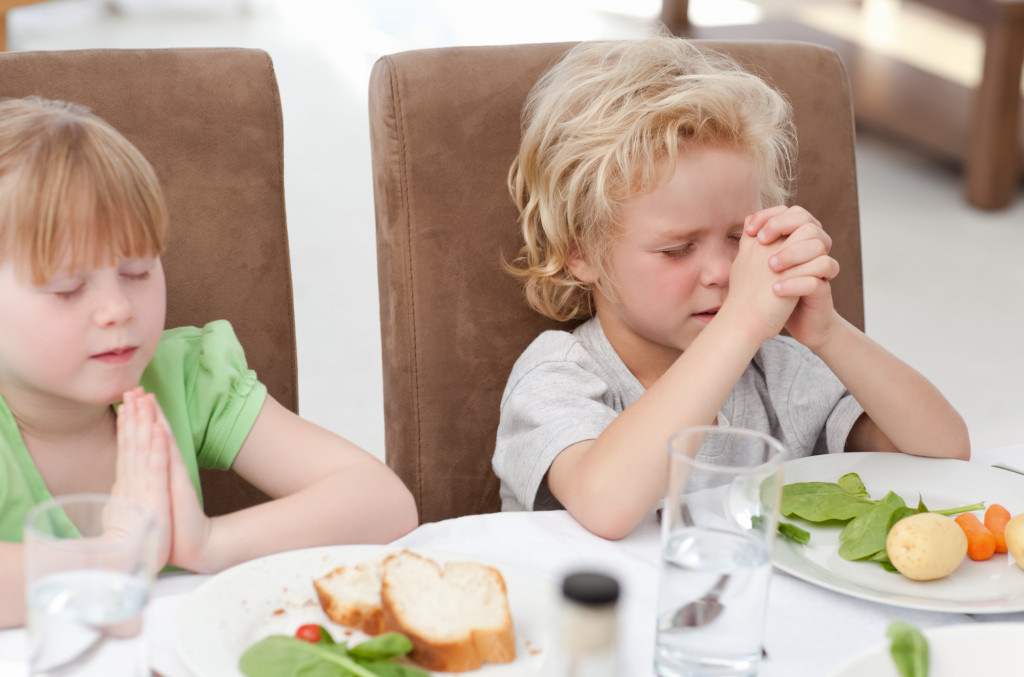 2 kids praying for the food