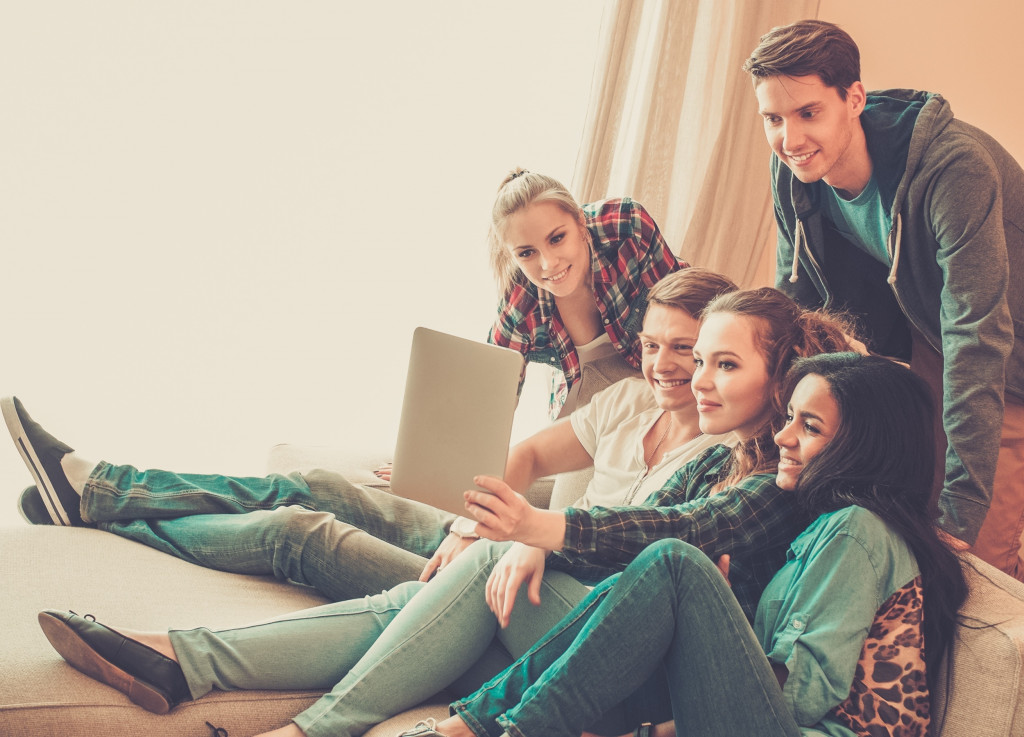 Teenager hanging out and taking a groups selfie at home