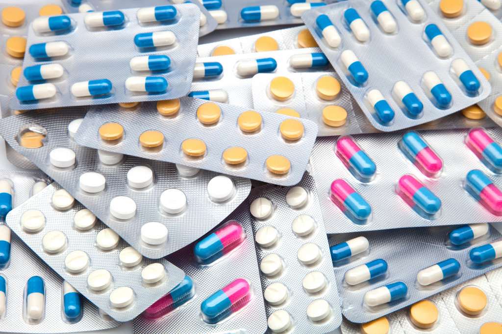 Capsules of medicine and pain killer pills 