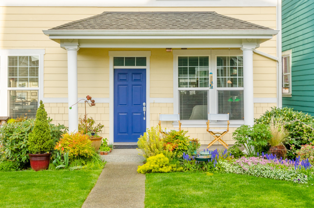 a simple luxury house front yard